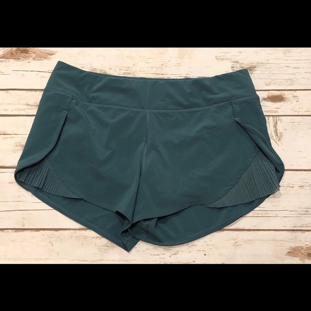 Play of the pleats / pleat to the streets shorts